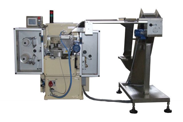 Automatic feeder for wrapping machine